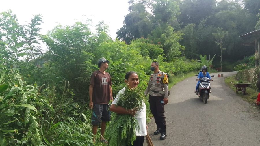 Bhabinkamtibmas Polsek Makale dan Masyarakat malakukan kerja Bakti bersama