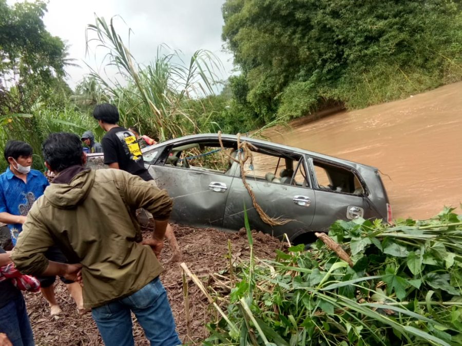 Polsek Mengkendek Bersama Warga Mengevakuasi Satu Unit Mobil Yang Terjun Ke Sungai