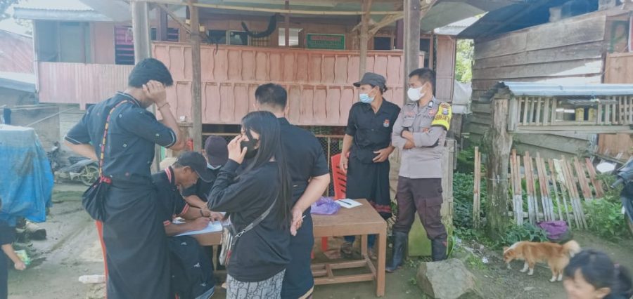 Bhabinkamtibmas pemantauan persiapan acara Rambu solo di Wilayah Binaan