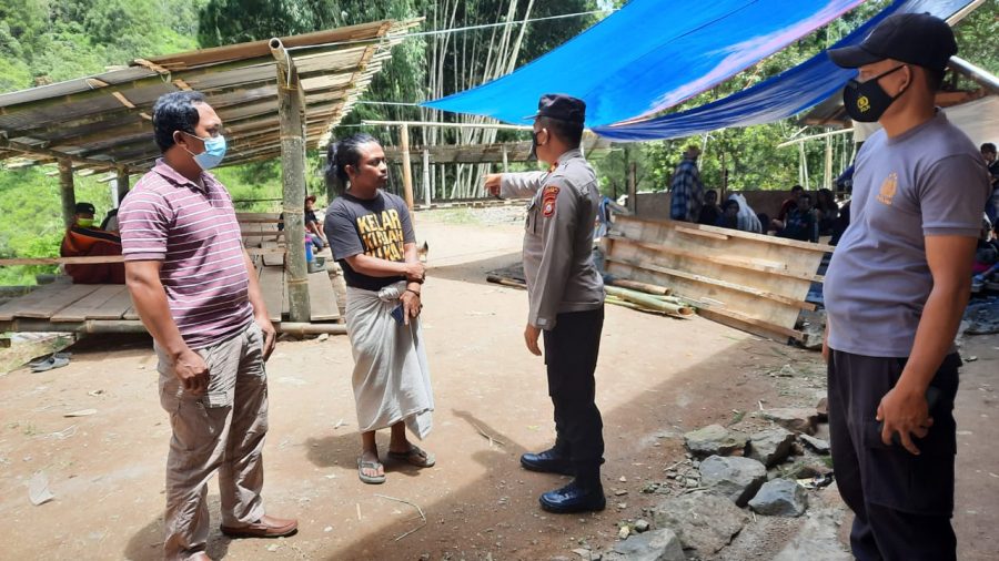 Kapolsek Makale bersama Personil mendatangi TKP yang diduga telah Terjadi TP Pencurian