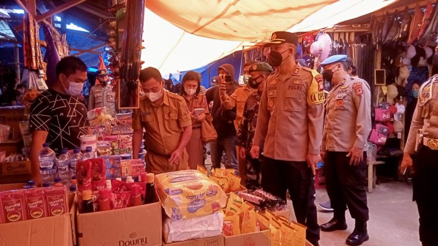 Bhabinkamtibmas dan Babinsa Dampingi Tim Satgas Lembang Tokesan Menyerahkan Bantuan Sembako