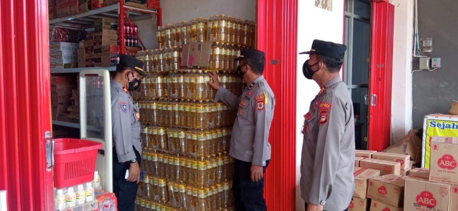 Bhabinkamtibmas dan Babinsa Dampingi Tim Satgas Lembang Tokesan Menyerahkan Bantuan Sembako