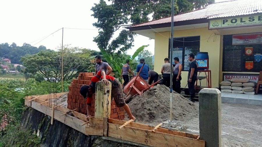 Bhabinkamtibmas dan Babinsa Dampingi Tim Satgas Lembang Tokesan Menyerahkan Bantuan Sembako