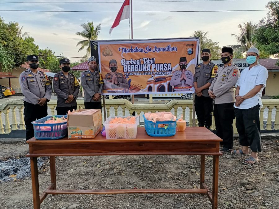 Menjelang Buka Puasa, Polsek Panca Lautang Sidrap Bagikan Takjil Ke Pengendara