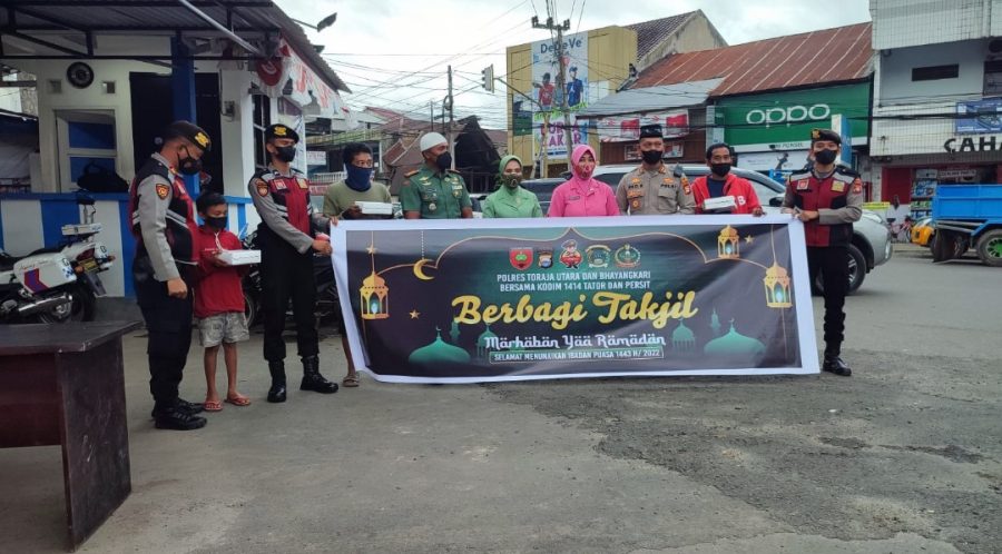 SINERGITAS TNI-POLRI BERBAGI TAKJIL JELANG BUKA PUASA