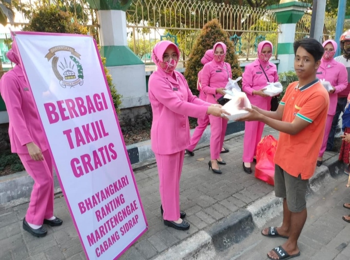 Semarak Ramadhan, Bhayangkari Ranting Maritengngae Cabang Sidrap Bagikan Takjil Jelang Buka Puasa