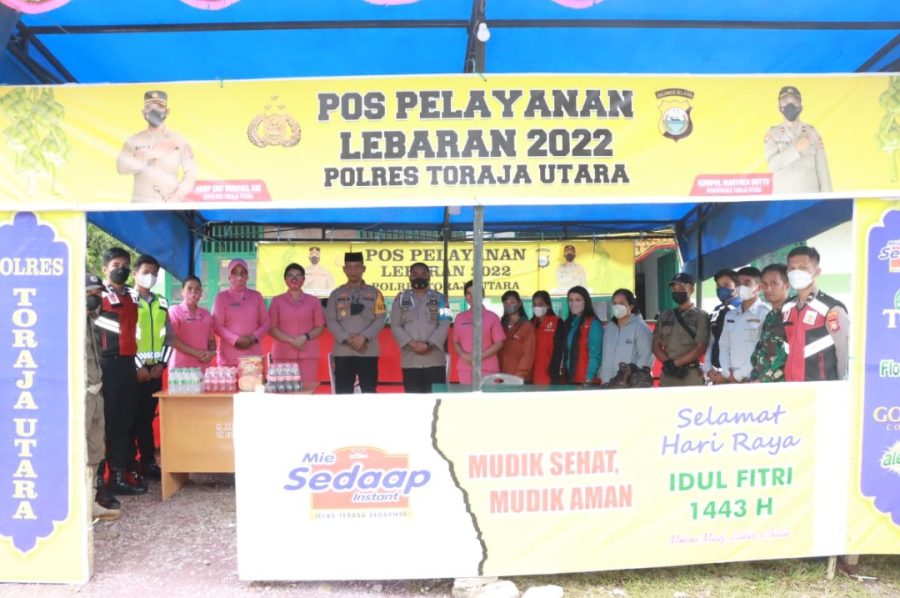 CEK KESIAPAN PERSONEL POS YAN KETUPAT 2022, KAPOLRES TORUT BERSAMA BHAYANGKARI BERIKAN BINGKISAN