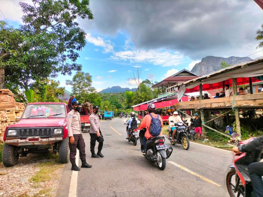 Personil Polsek Sangalla melakukan Pam Sholat Tarwih di Masjid Musafir