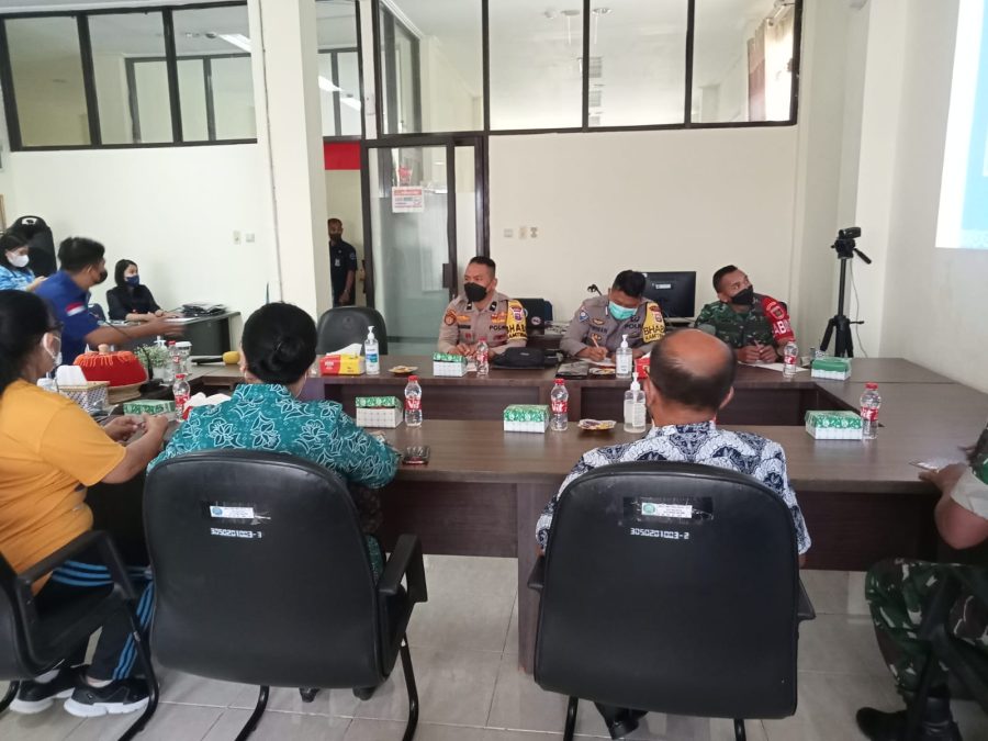 Personil Polsek Mengkendek melakukan Pam Turnamen Rektor Cap I IAKN Toraja 2022