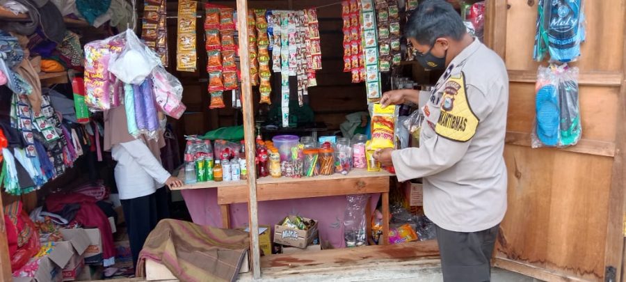 Bhabinkamtibmas pengecekan harga dan ketersediaan Minyak goreng di wilayah binaan