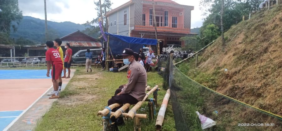 Personil Polsek Mengkendek melakukan Pam Turnamen Rektor Cap I IAKN Toraja 2022