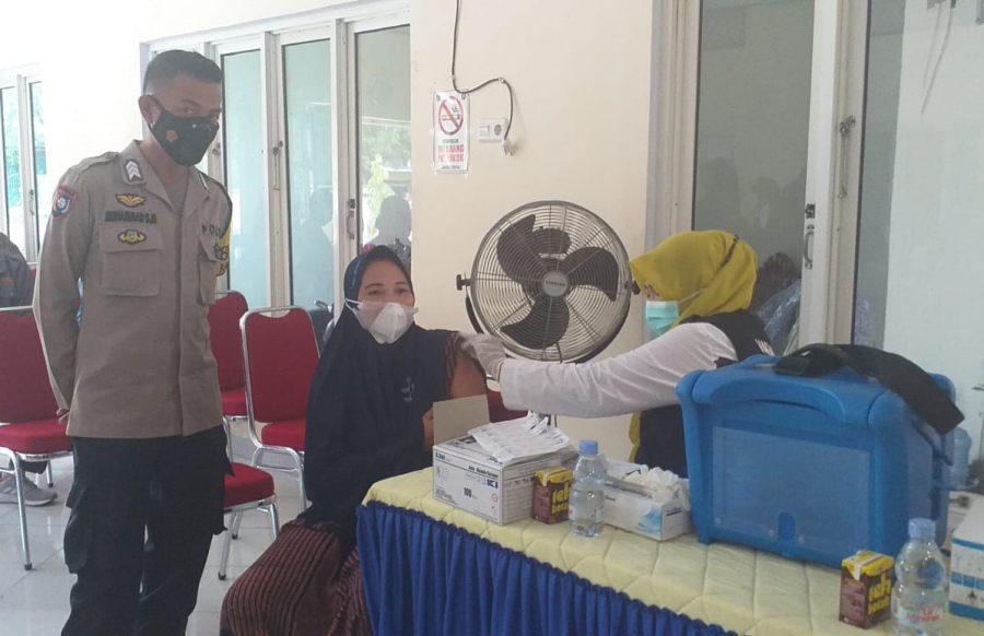 Bhabinkamtibmas Polsek Mandalle Memantau Kegiatan Vaksinasi Covid-19 Di Aula Kantor Desa Tamarupa