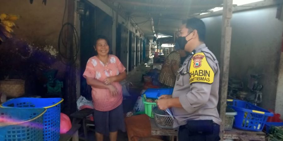Bhabinkamtibmas Pendataan Bantuan Tunai Pangan terhadap Pedagang Kaki lima dan Warung
