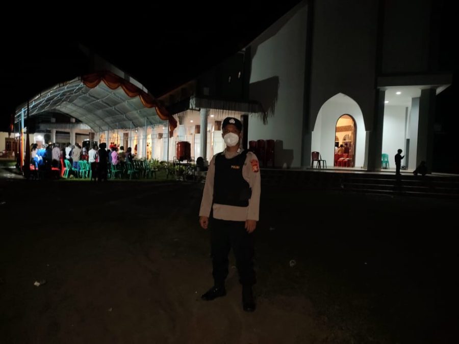 Bhabinkamtibmas Pengamanan Misa Sabtu Suci di Gereja Katholik Paroki