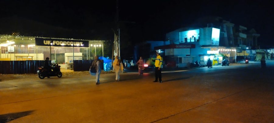Polsek Segeri Lakukan Pengamanan Di Masjid Besar Al- Miltazam Kec. Segeri Guna Berikan Rasa Aman Kepada Jamaah Sholat Isya Dan Tarwih