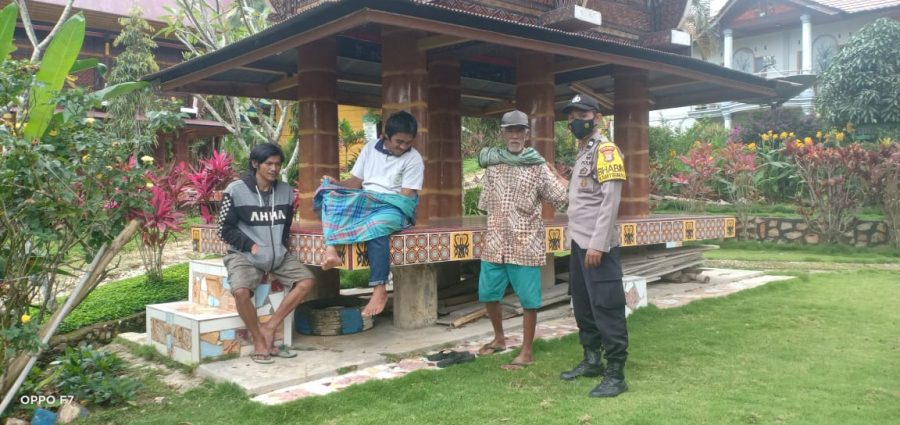 Bhabinkamtibmas Polsek Makale Pemantauan penyaluran Sembako Murah dari Dinas Sosial