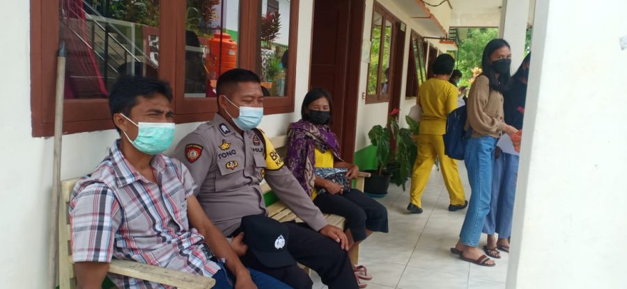 Bhabinkamtibmas Polsek Makale Pemantauan penyaluran Sembako Murah dari Dinas Sosial