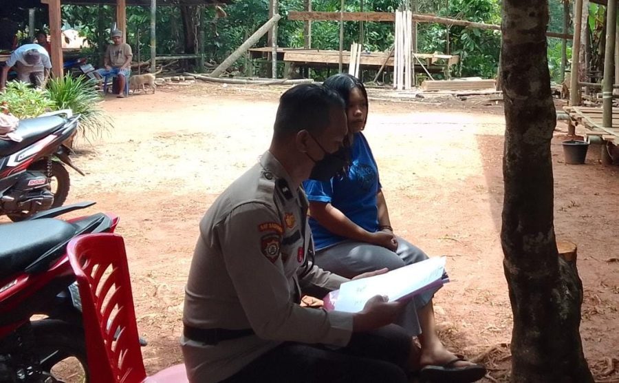 Bhabinkamtibmas Polsek Makale Sambangi Warga Mengantarkan Undangan BTPKLWN 2