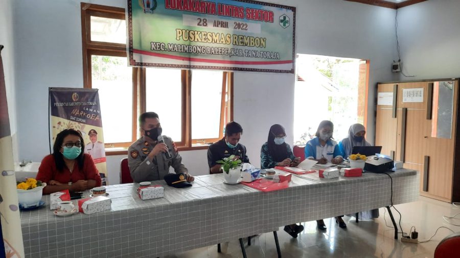Bhabinkamtibmas Dampingi Penyelenggaraan Vaksinasi di Plaza Kolam Makale