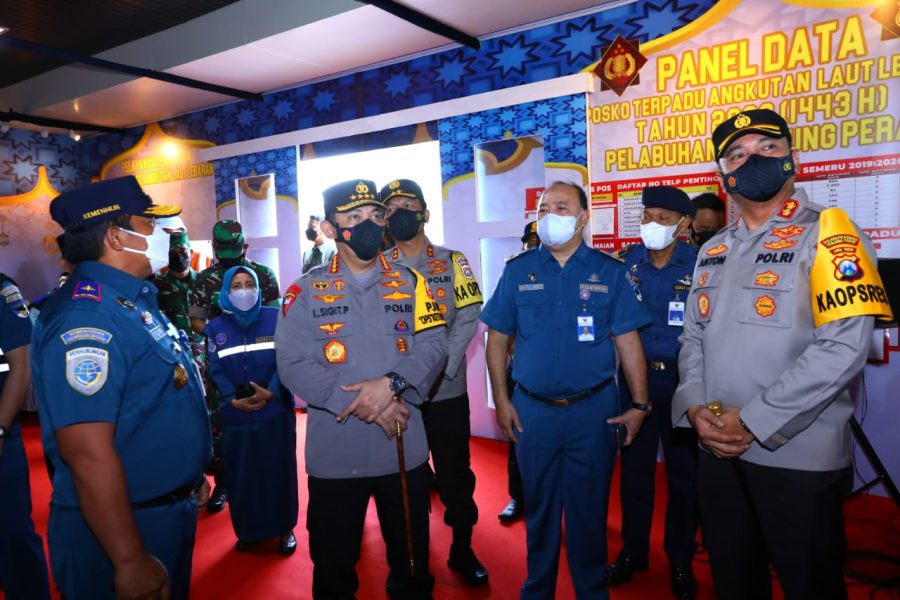 Bhabinkamtibmas Dampingi Penyelenggaraan Vaksinasi di Plaza Kolam Makale