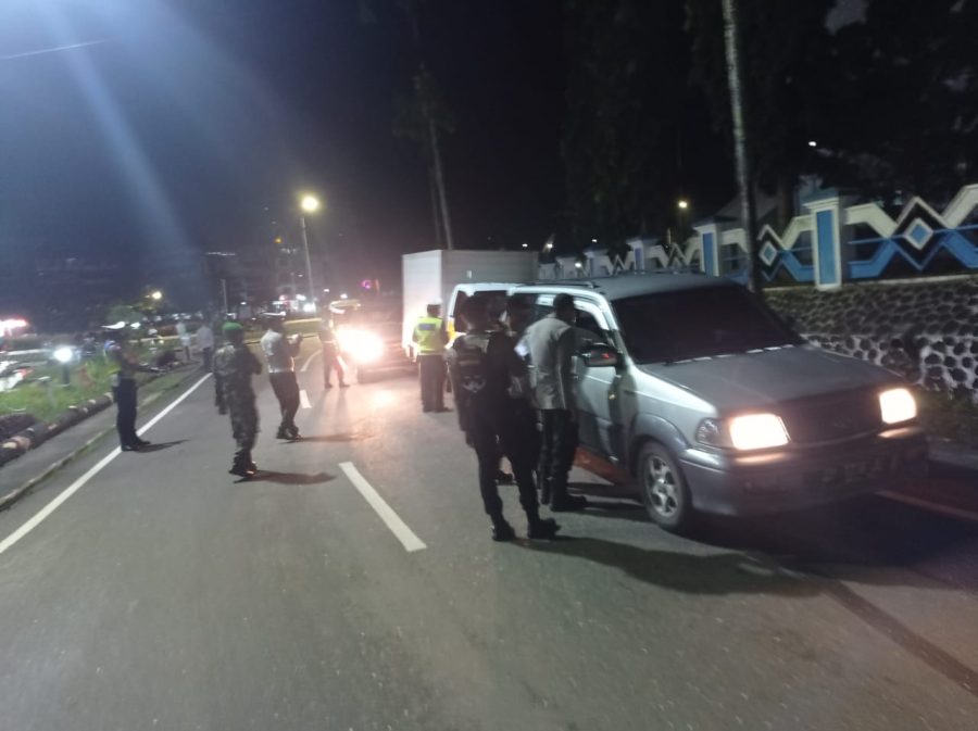 Bhabinkamtibmas Dampingi Penyelenggaraan Vaksinasi di Plaza Kolam Makale