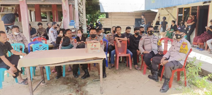 Kapolsek Saluputti Menghadiri Pemakaman Alm. Bripka Charles Katimang