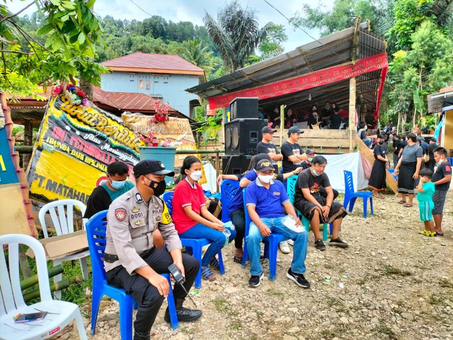 Kapolsek Saluputti Menghadiri Pemakaman Alm. Bripka Charles Katimang