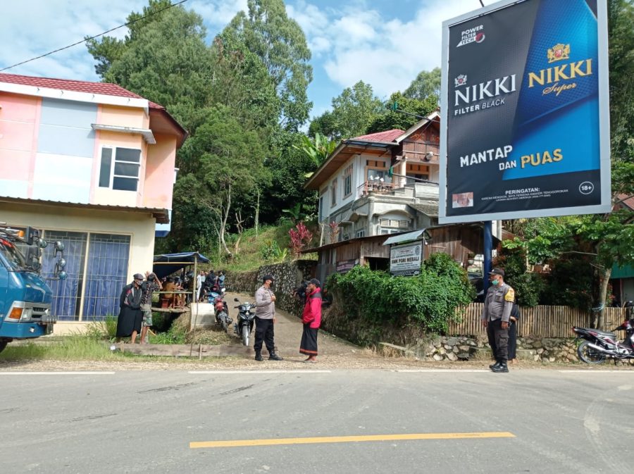 Bhabinkamtibmas Polsek Mengkendek Pengamanan Upacara Adat Rambu Solo’