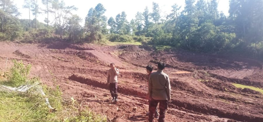 Kapolsek Mengkendek bersama Bhabinkamtibmas pengecekan lokasi persiapan Kejurda Motor Cross