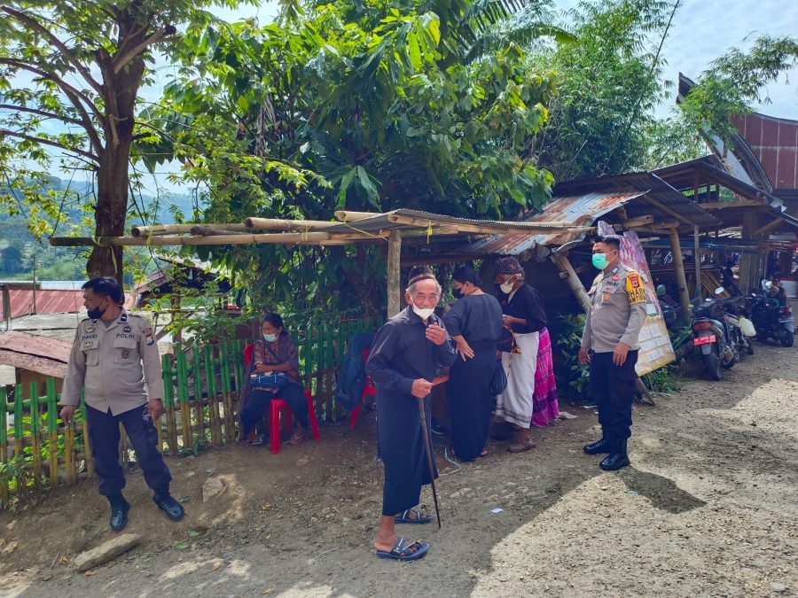 Kapolsek Mengkendek bersama Bhabinkamtibmas pengecekan lokasi persiapan Kejurda Motor Cross