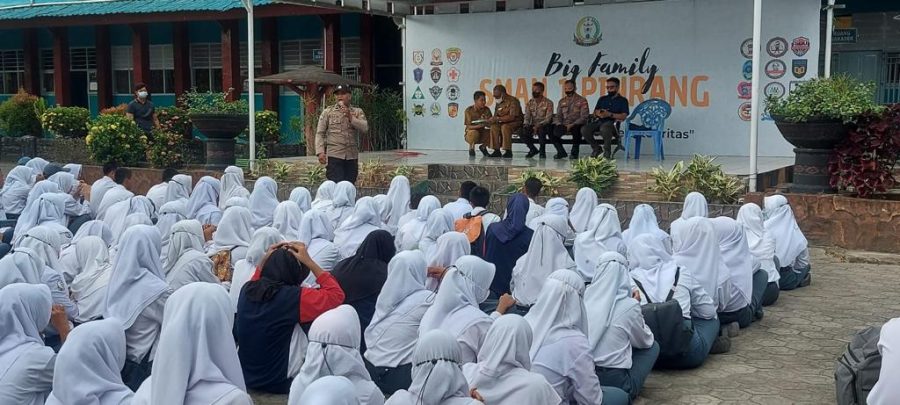 CEGAH PENYALAHGUNAAN NARKOBA DI KALANGAN REMAJA, SAT NARKOBA DAN SAT BINMAS POLRES PINRANG BINLUH DI SEKOLAH