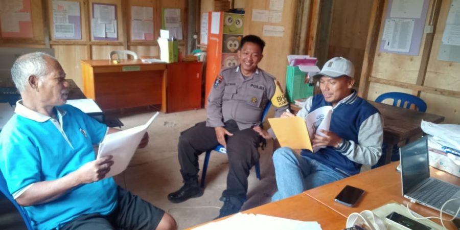 Kapolsek Mengkendek bersama Bhabinkamtibmas pengecekan lokasi persiapan Kejurda Motor Cross