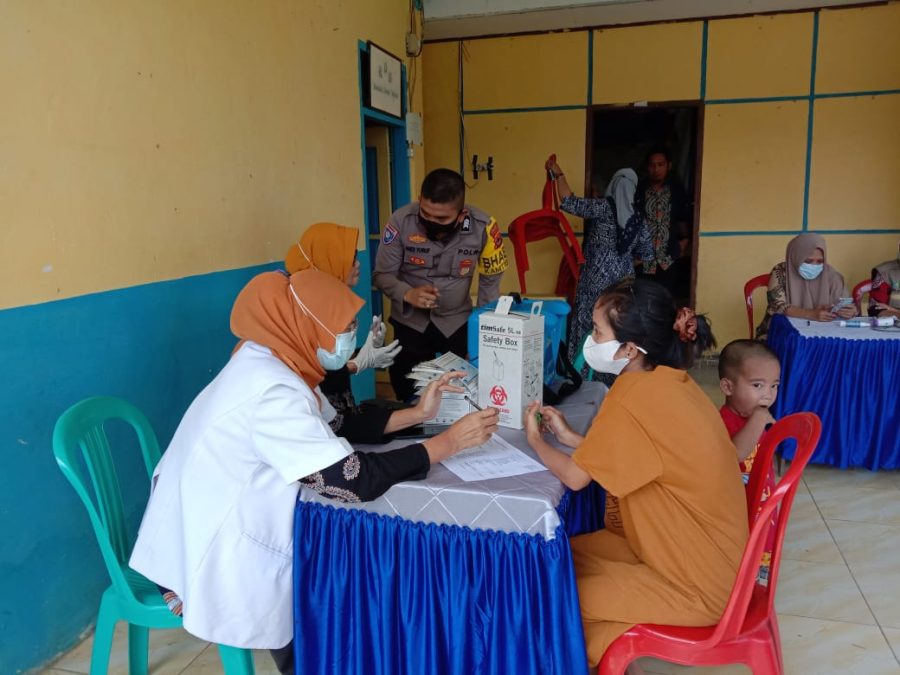 Intens Pantau Vaksinasi, Personil Polsek Mandalle Dampingi Pelaksanaan Vaksin Di Desa Manggalung