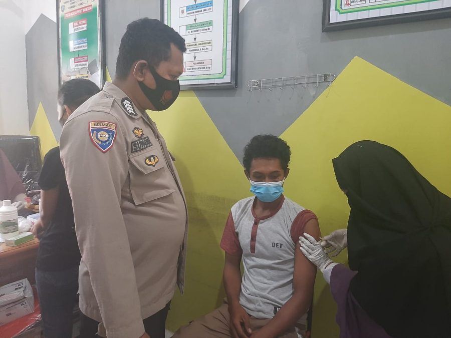 Vaksinasi Terus Ditingkatkan, Polsek Mandalle Monitoring Pelaksanaan Vaksin Di Puskesmas