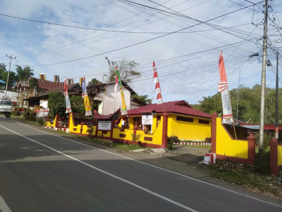 Jelang Hari Bhayangkara, Polres Torut dan Polsek Jajaran Serentak Pasang Umbul-Umbul