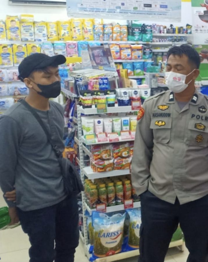 Sambangi Minimarket Agar Tercipta Situasi Kamtibmas Aman Dan Kondusif Di Wilayah Hukum Polsek Labakkang