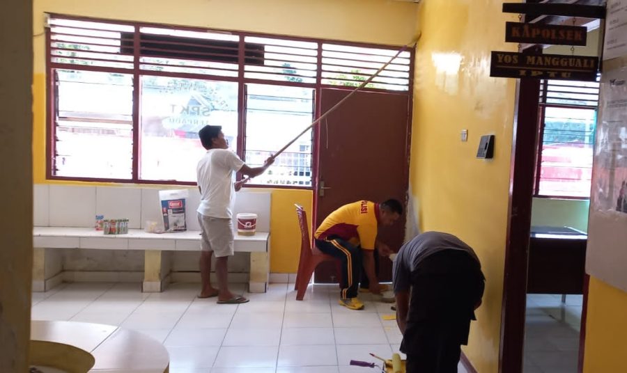 Jelang HUT Bhayangkara Ke 76, Polsek Sanggalangi Perbarui Cat Kantor