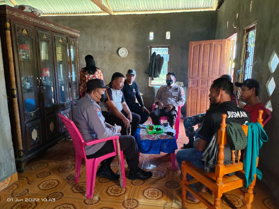 Bhabinkamtibmas Polsek Ma’rang Bersama Babinsa Sambang Warga Desa Binaan
