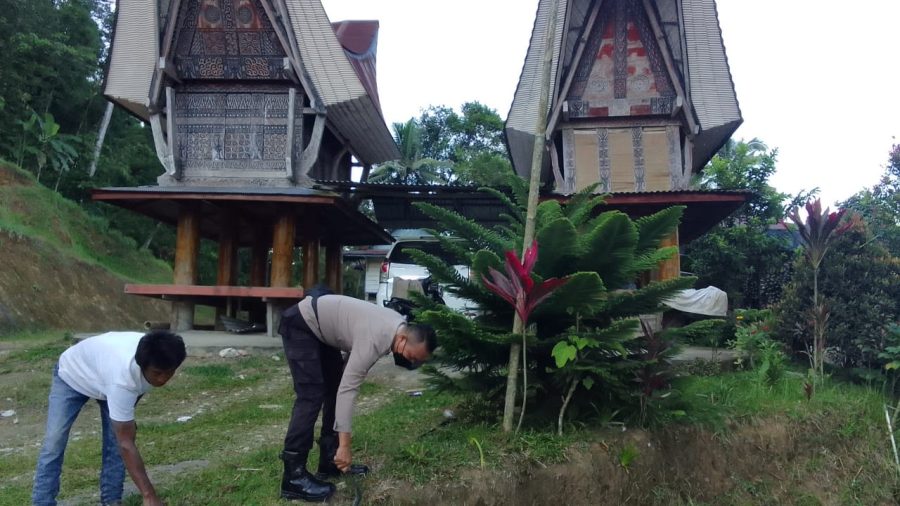 Bhabinkamtibmas bersama Masyarakat kerja Bakti bersama di Wilayah Binaan