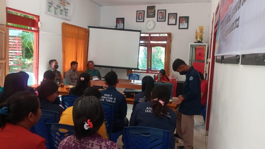 Bhabinkamtibmas Polsek Makale Sosialisasi Dan Edukasi Pada Acara Rambu Solo’