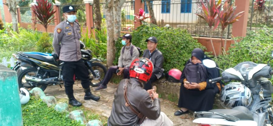 Bhabinkamtibmas bersama Masyarakat kerja Bakti bersama di Wilayah Binaan