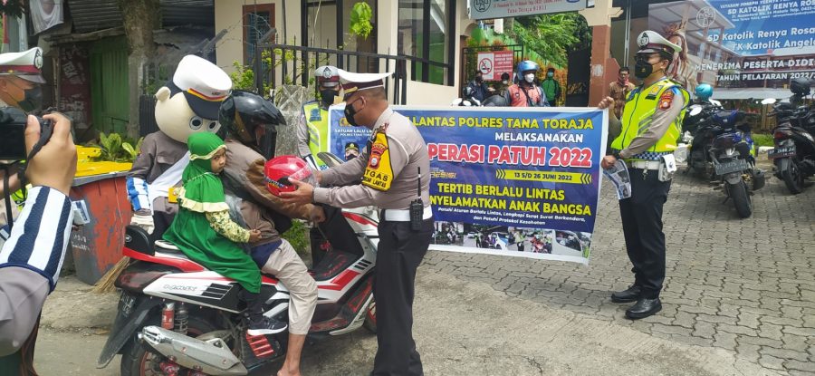 Bhabinkamtibmas PAM Kejurda GRASSTRACK dan motocross Toraja Mala’bi 2022