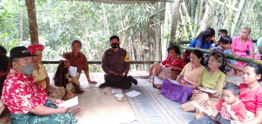 Operasi Patuh, Kasat Lalu Lintas Polres Tana Toraja Membagikan Helm Kepada Pelajar
