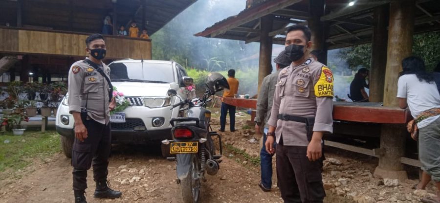 Operasi Patuh, Kasat Lalu Lintas Polres Tana Toraja Membagikan Helm Kepada Pelajar