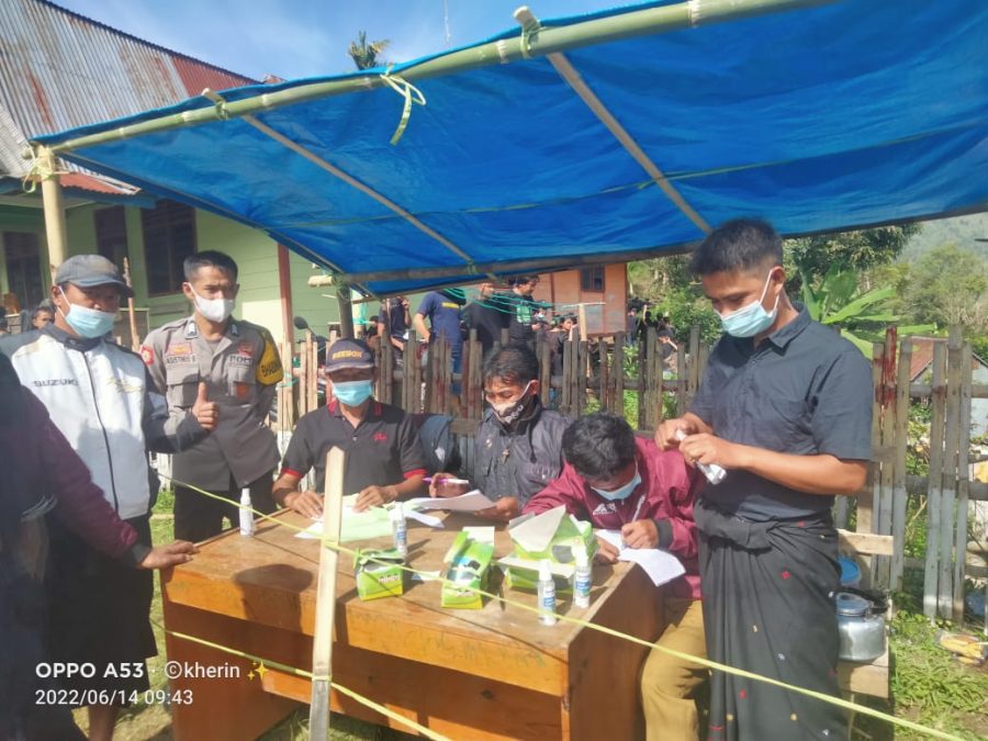 Operasi Patuh, Kasat Lalu Lintas Polres Tana Toraja Membagikan Helm Kepada Pelajar