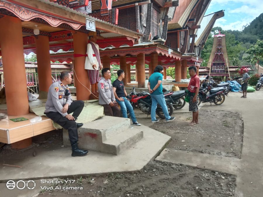 Operasi Patuh, Kasat Lalu Lintas Polres Tana Toraja Membagikan Helm Kepada Pelajar