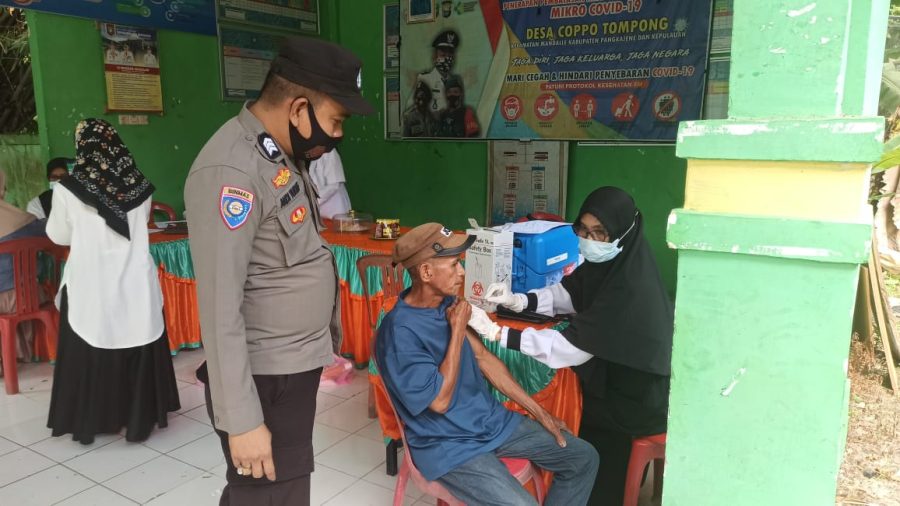 Beri Rasa Aman, Bhabinkamtibmas Laksanakan Pendampingan Bagi Petugas Vaksinator