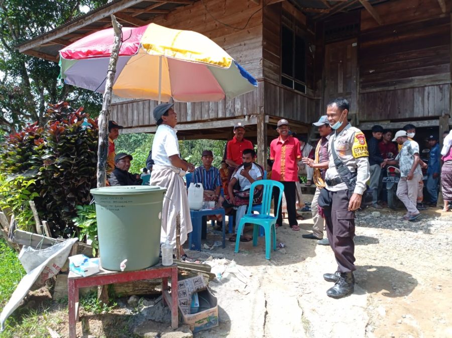 Bhabinkamtibmas mendatangi warga yang melakukan pembakaran di tembok batas tanah orang