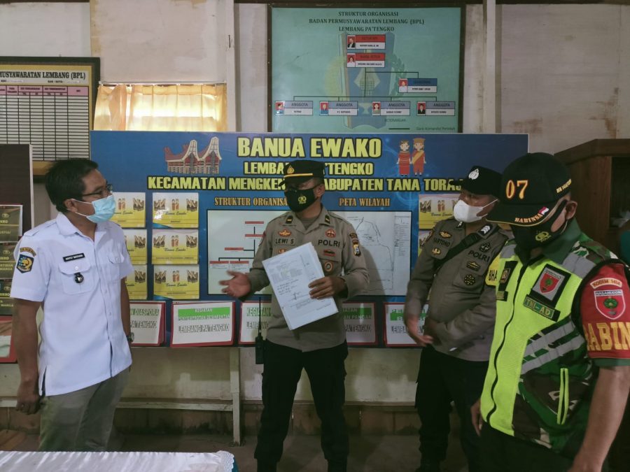 Bhabinkamtibmas mendatangi warga yang melakukan pembakaran di tembok batas tanah orang