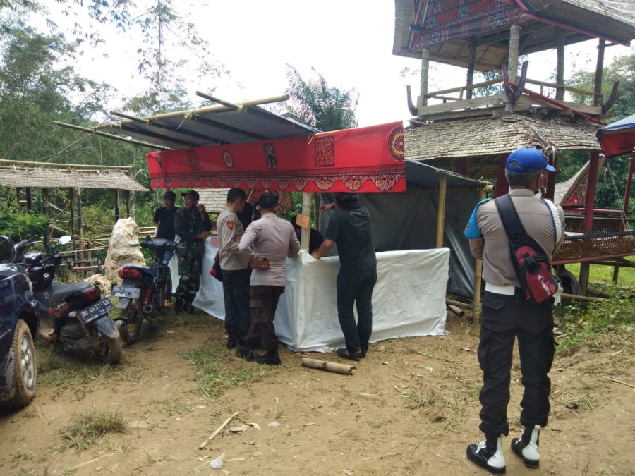 Bhabinkamtibmas mendatangi warga yang melakukan pembakaran di tembok batas tanah orang